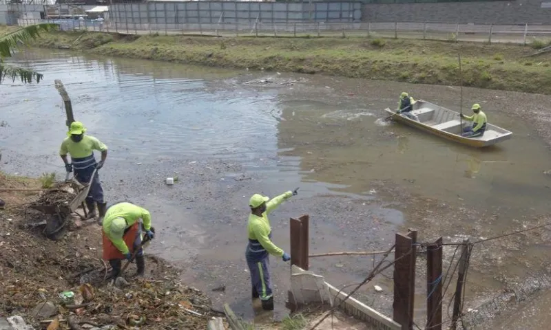 Imagem ilustrativa da imagem Após alagamentos, Vila Velha retira 14 toneladas de lixo de canais