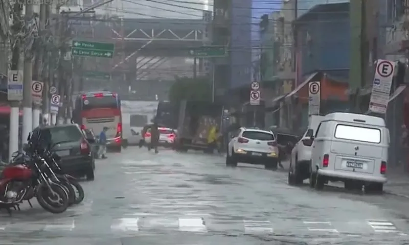 Imagem ilustrativa da imagem Após forte chuva, SP tem pontos de alagamentos e estado de atenção