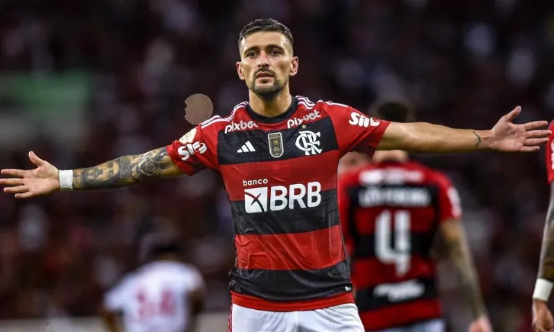 Imagem ilustrativa da imagem Arrascaeta diz que Flamengo prometeu camisa 10, mas deu a Gabigol
