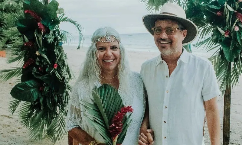 Imagem ilustrativa da imagem Astrid Fontenelle renova votos de casamento com cerimônia intimista na praia
