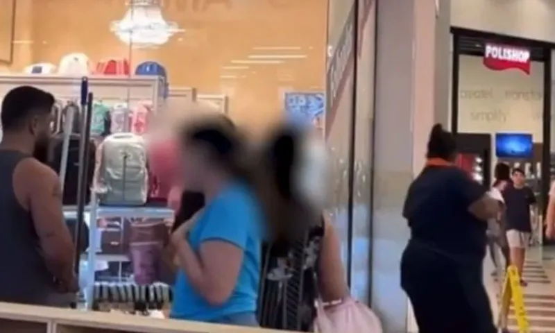 Imagem ilustrativa da imagem Auxiliar de limpeza é xingada em shopping de Minas Gerais