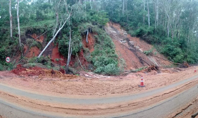 Imagem ilustrativa da imagem BR-262 volta a ser totalmente fechada para limpeza da pista na região Serrana do ES