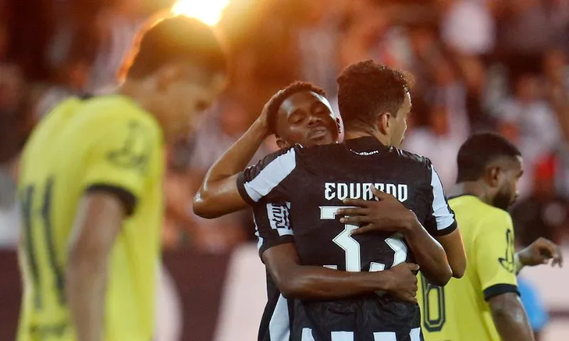 Imagem ilustrativa da imagem Botafogo vence Madureira com vaias e retorno inspirado de Jeffinho