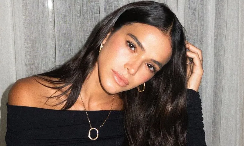 Imagem ilustrativa da imagem Bruna Marquezine se torna cidadã italiana e mostra passaporte nas redes sociais