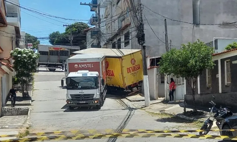 Imagem ilustrativa da imagem Caminhão de cerveja bate em muro de casa em Vila Velha