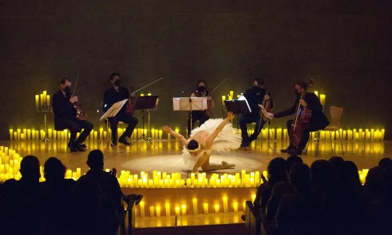 Imagem ilustrativa da imagem Candleligh traz música ao vivo à luz de velas acompanhada de ballet para o Rio Mar