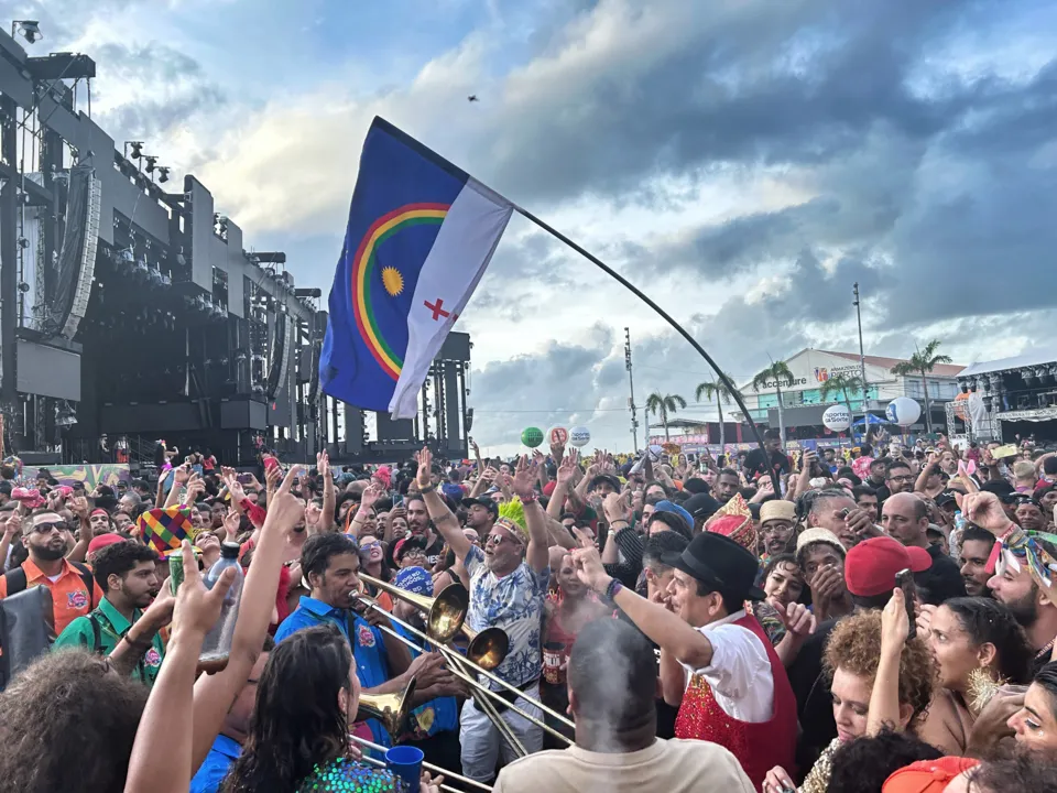 Imagem ilustrativa da imagem Carnaval oficial do Recife chega ao fim com milhares no Marco Zero até o amanhecer
