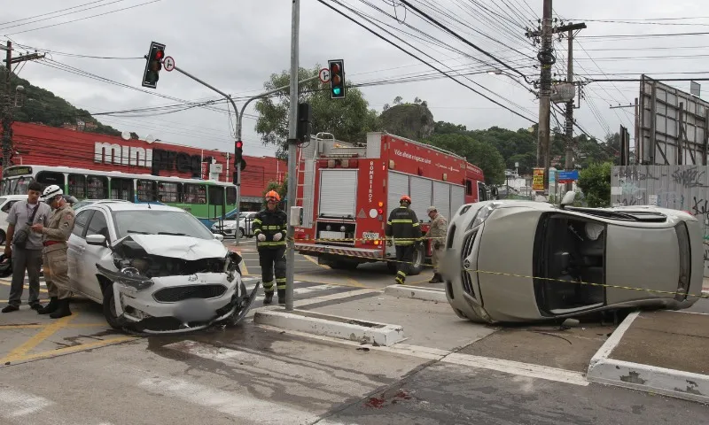 Imagem ilustrativa da imagem Carro capota e motorista fica preso dentro de veículo na avenida Vitória