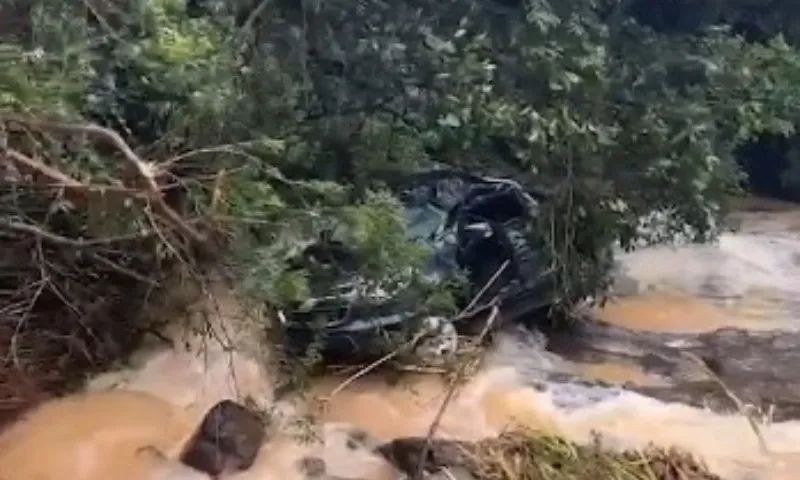 Imagem ilustrativa da imagem Carro é arrastado para dentro de cachoeira no ES