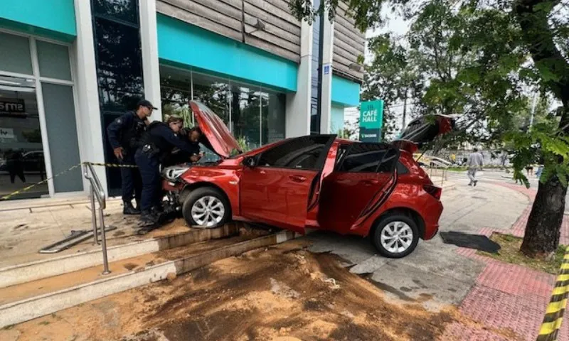 Imagem ilustrativa da imagem Carro perde controle durante perseguição e invade calçada na Reta da Penha