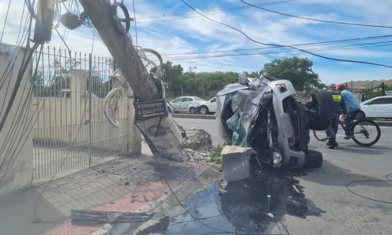 Imagem ilustrativa da imagem Casal fica ferido após caminhonete capotar e bater em poste na Serra