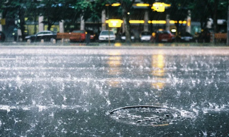 Imagem ilustrativa da imagem Chuva forte atinge o Rio; mãe e crianças são resgatadas na enxurrada