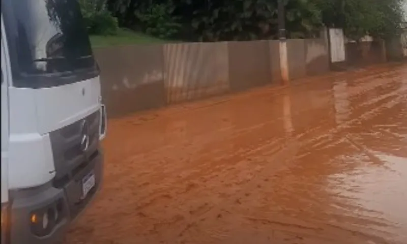 Imagem ilustrativa da imagem Chuva forte causa alagamento e deixa ruas com barro em cidade do ES