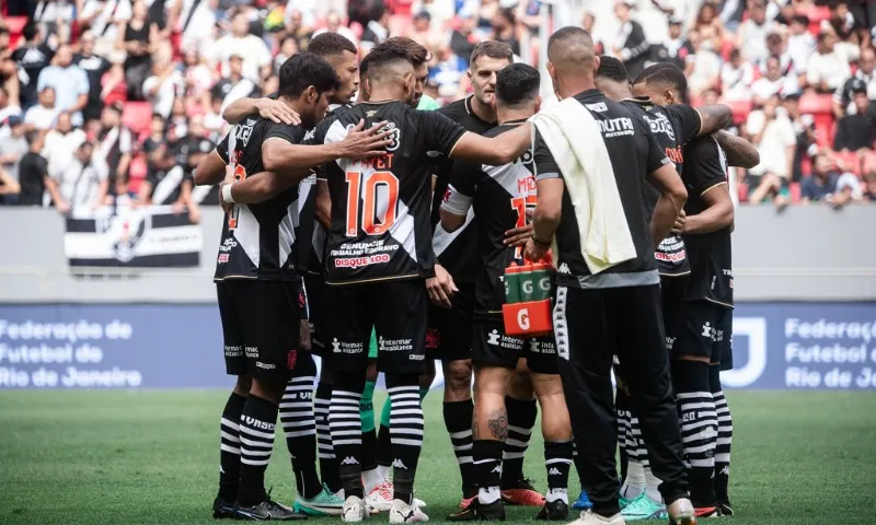 Imagem ilustrativa da imagem Com polêmica e falha de goleiro, Vasco tropeça contra o Bangu e perde a liderança