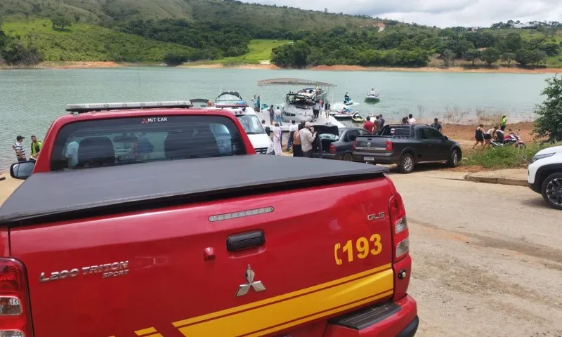 Imagem ilustrativa da imagem Corpo de tripulante é encontrado após queda de helicóptero em lago em Capitólio