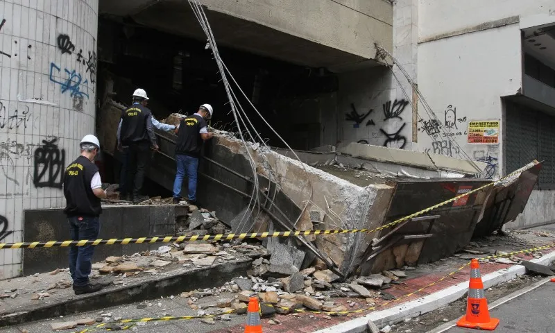 Imagem ilustrativa da imagem Corrosão, umidade e peso como causas da queda de marquise no centro de Vitória