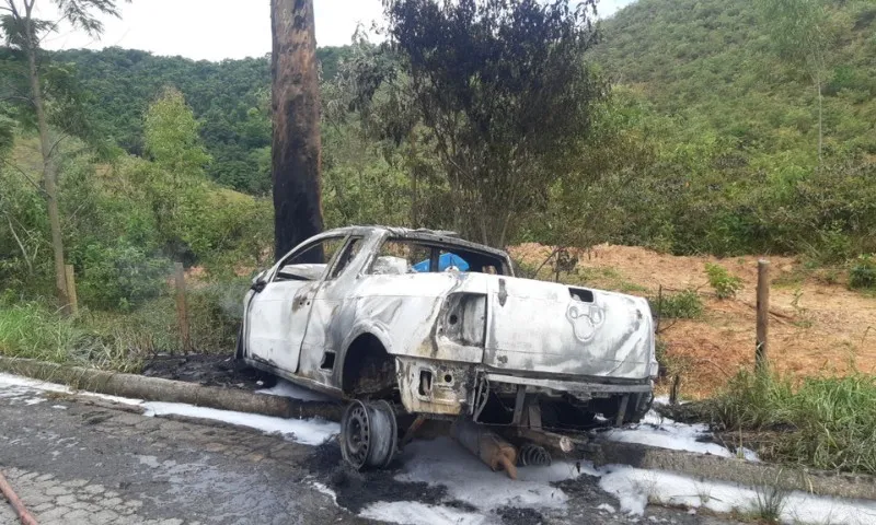 Imagem ilustrativa da imagem Duas pessoas morrem após carro pegar fogo na BR-262, em Viana