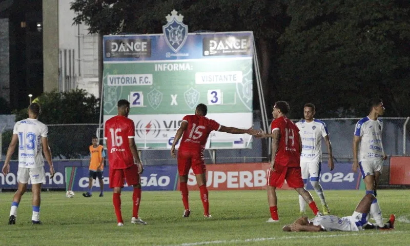 Imagem ilustrativa da imagem Em jogo com viradas, Real Noroeste supera o Vitória pelo Capixabão