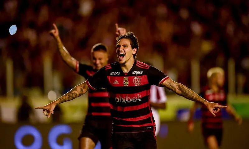Imagem ilustrativa da imagem Flamengo vence o Bangu com três gols de Pedro e assume a liderança no Carioca
