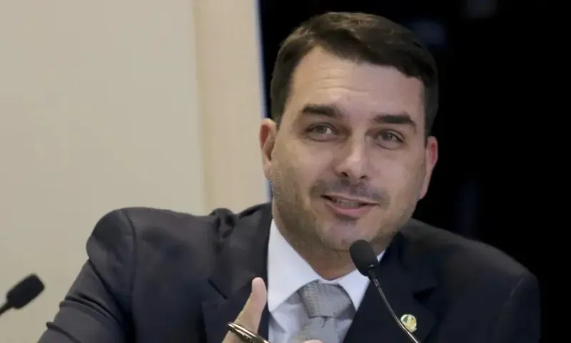 Imagem ilustrativa da imagem Flávio Bolsonaro elogia app do governo Lula para bloquear celular roubado