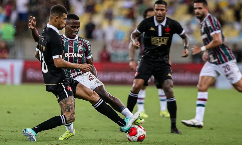 Imagem ilustrativa da imagem Fluminense e Vasco empatam em clássico quente com 11 cartões, confusão e VAR