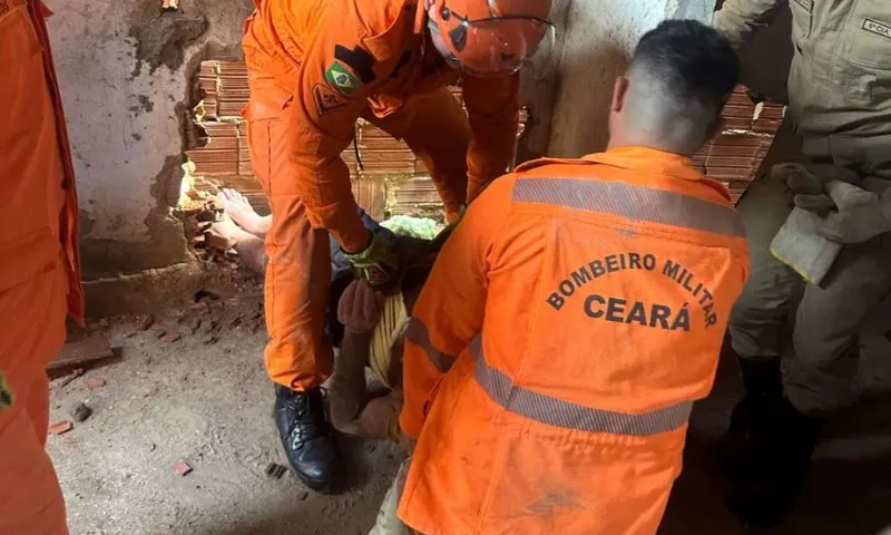 Imagem ilustrativa da imagem Idoso é resgatado após passar mais de nove horas preso entre paredes no Ceará