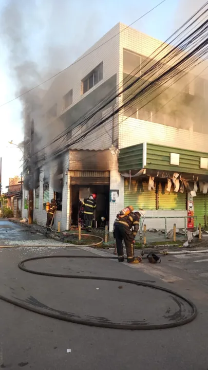Imagem ilustrativa da imagem Incêndio destrói mercadinho no bairro do Barro, Recife