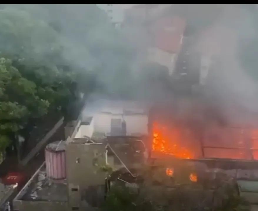 Imagem ilustrativa da imagem Incêndio destrói o que restava do Teatro Waldemar de Oliveira, no Recife