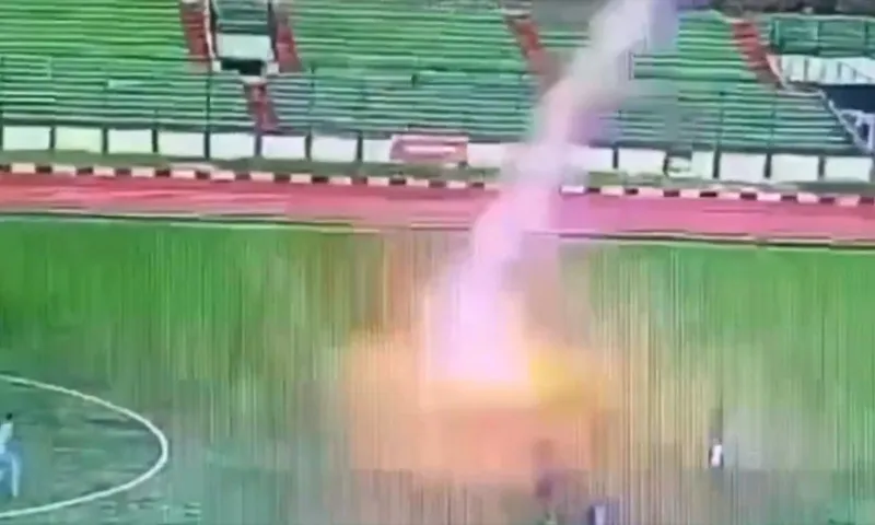 Imagem ilustrativa da imagem Jogador morre ao ser atingido por raio durante partida de futebol