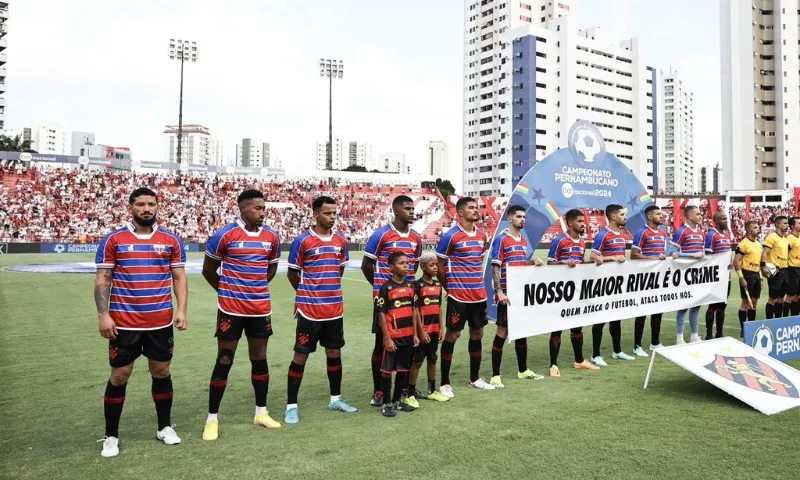 Imagem ilustrativa da imagem Jogadores do Sport entram em campo com camisa do Fortaleza após atentado