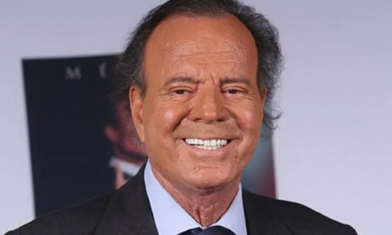 Imagem ilustrativa da imagem Julio Iglesias é detido em aeroporto por conta do conteúdo de suas malas