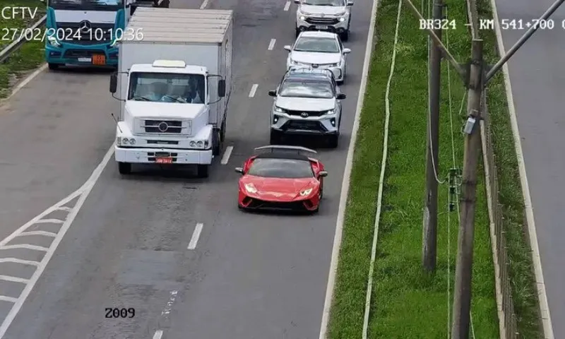 Imagem ilustrativa da imagem Lamborghini é interceptada após fugir sem pagar R$ 3,50 em pedágios na BA