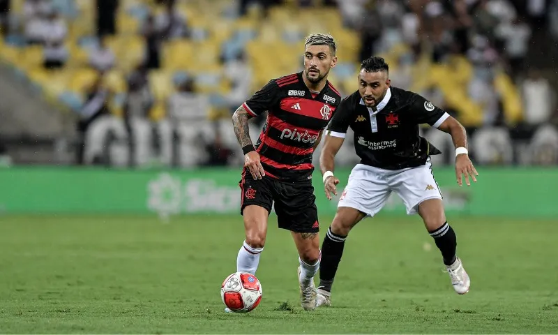 Imagem ilustrativa da imagem Léo Jardim pega pênalti de Gabigol e Vasco x Flamengo termina sem gols no Maracanã