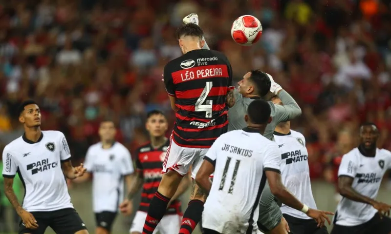 Imagem ilustrativa da imagem Léo Pereira marca nos acréscimos e Flamengo vence o Botafogo pelo Carioca