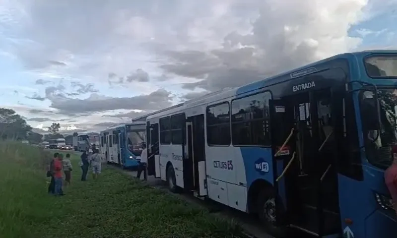 Imagem ilustrativa da imagem Manifestantes fecham BR-101 em protesto na Serra