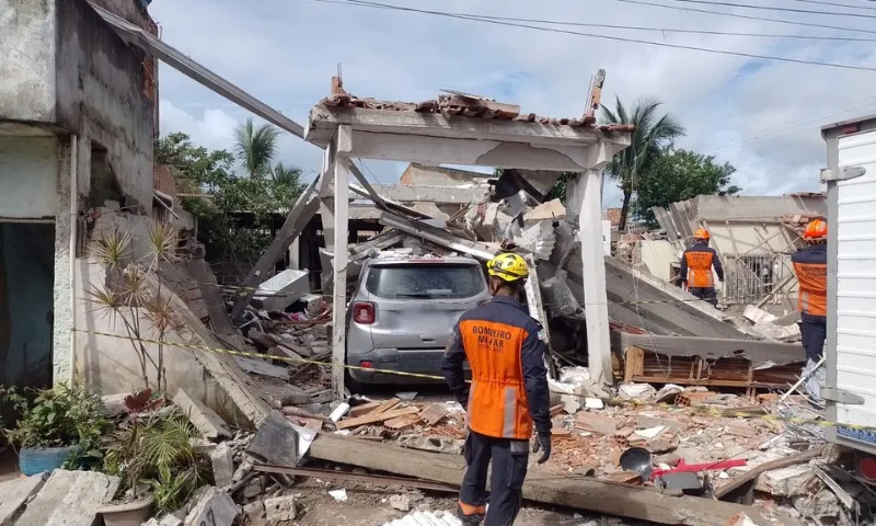 Imagem ilustrativa da imagem Moradores de casas atingidas por explosão são orientados a deixar imóveis