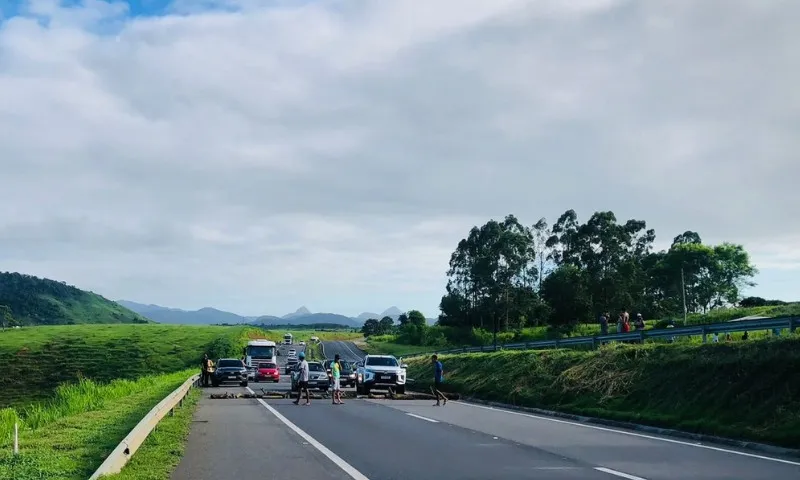 Imagem ilustrativa da imagem Moradores protestam e interditam totalmente a BR-101 em Vila Velha