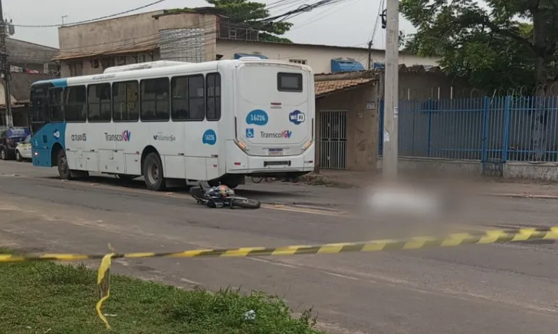 Imagem ilustrativa da imagem Mulher morre após moto bater de frente com um ônibus na Serra