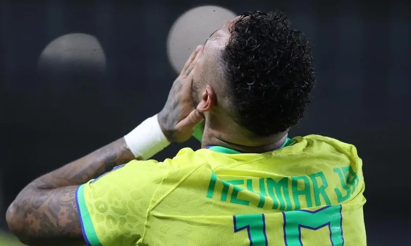 Imagem ilustrativa da imagem Neymar está fora da Copa América de 2024, afirma médico da seleção brasileira