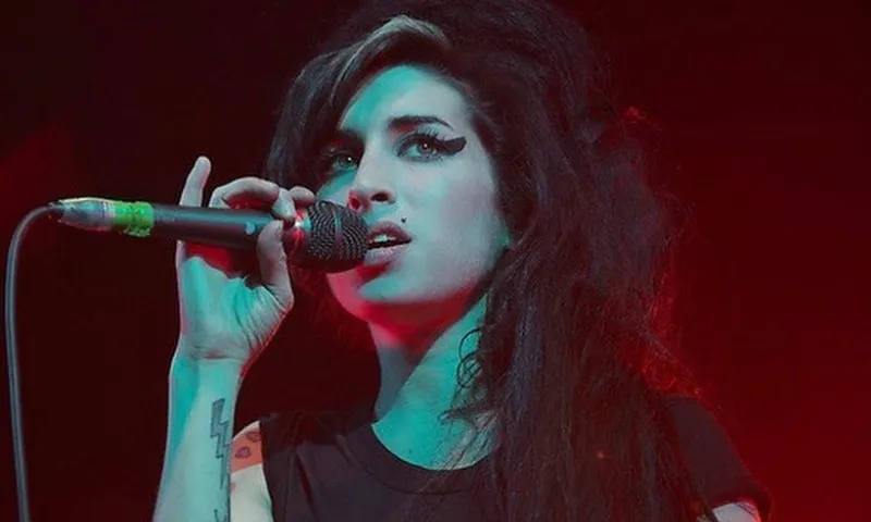 Imagem ilustrativa da imagem Pai de Amy Winehouse processa amigas da cantora em R$ 4,5 milhões