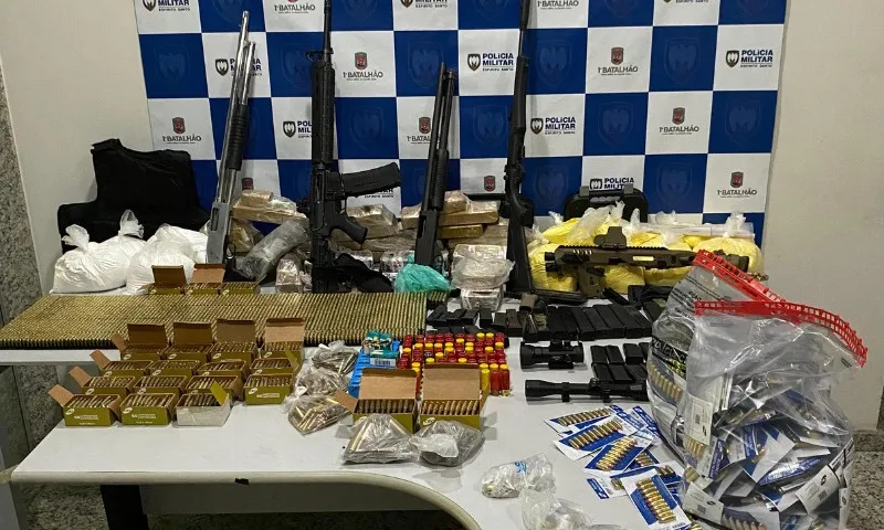 Imagem ilustrativa da imagem Polícia apreende armas, mais de 8 mil munições e 41 kg de drogas em Vitória