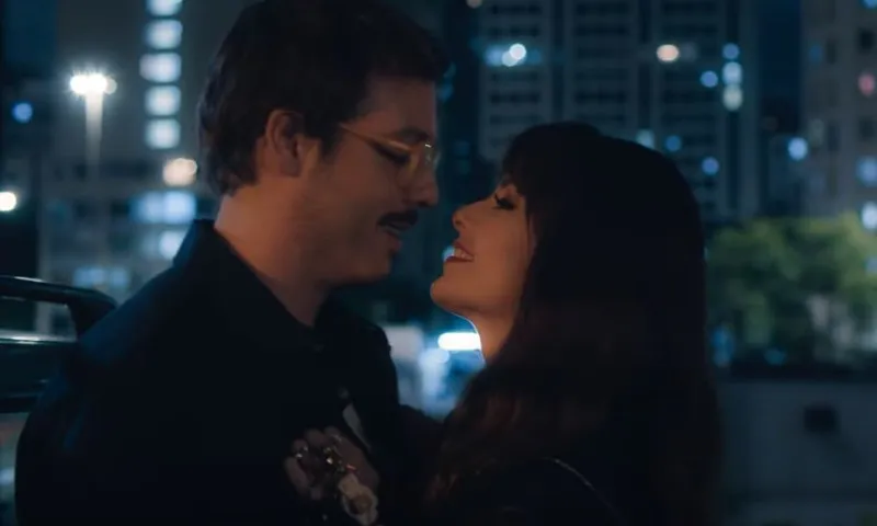 Imagem ilustrativa da imagem Porchat revela como foi beijar Sandy e dá detalhes sobre cena de nudez em filme