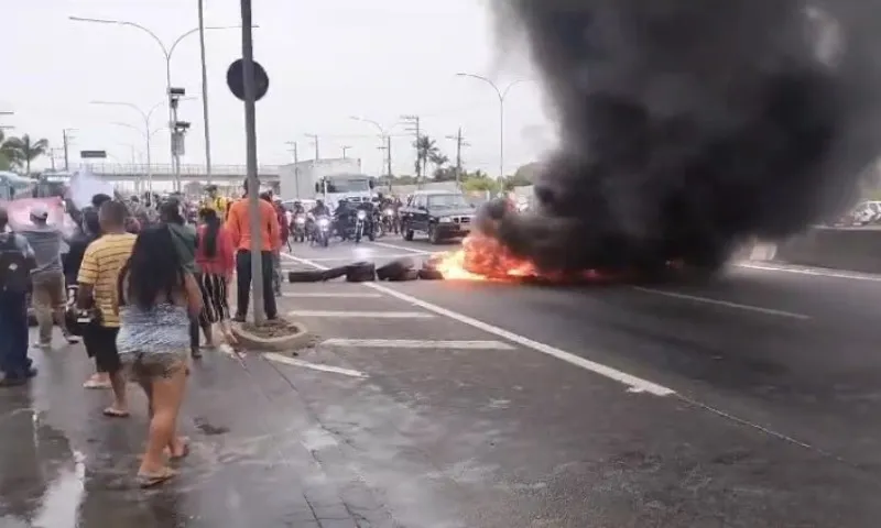 Imagem ilustrativa da imagem Protesto de moradores interdita Rodovia do Sol