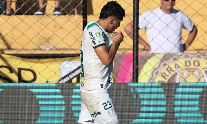Imagem ilustrativa da imagem Raphael Veiga minimiza proposta da Arábia: "Quero fazer história no Palmeiras"