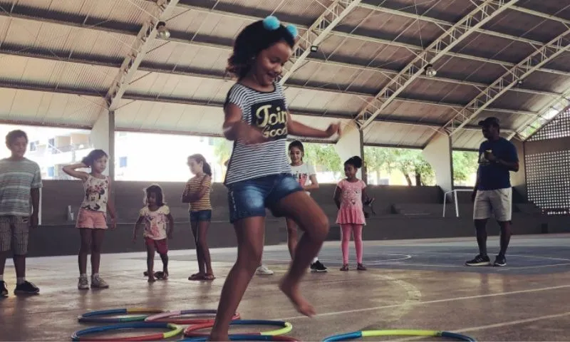 Imagem ilustrativa da imagem Rede Compaz : colônia de férias gratuita com dança, esportes, recreação e cinema