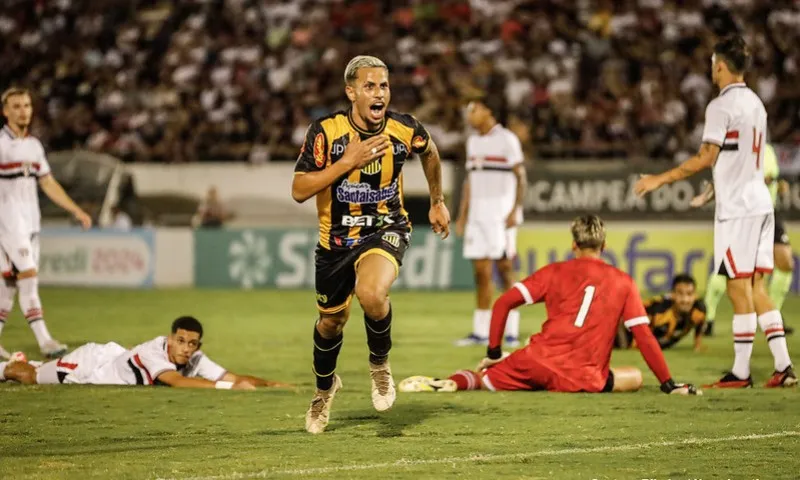 Imagem ilustrativa da imagem São Paulo leva virada amarga com gols de Café e Canela e acaba eliminado da Copinha