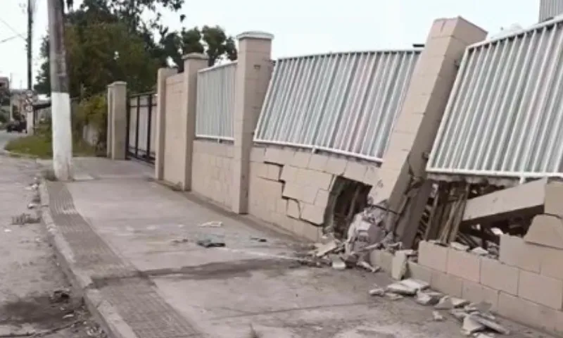 Imagem ilustrativa da imagem Suspeito rouba carro, é perseguido e bate em muro de empresa em Vila Velha