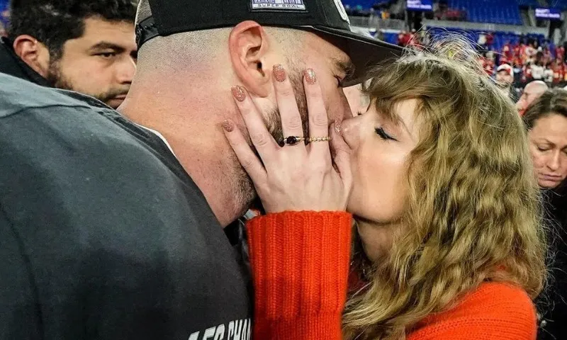 Imagem ilustrativa da imagem Taylor Swift e Travis Kelce celebram vitória do Kansas City com beijão