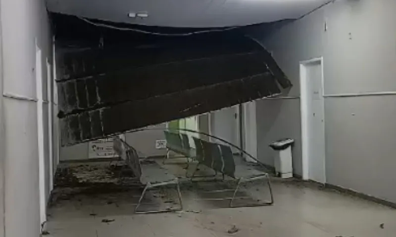 Imagem ilustrativa da imagem Temporal derruba teto de Unidade de Saúde em Vitória; veja vídeo