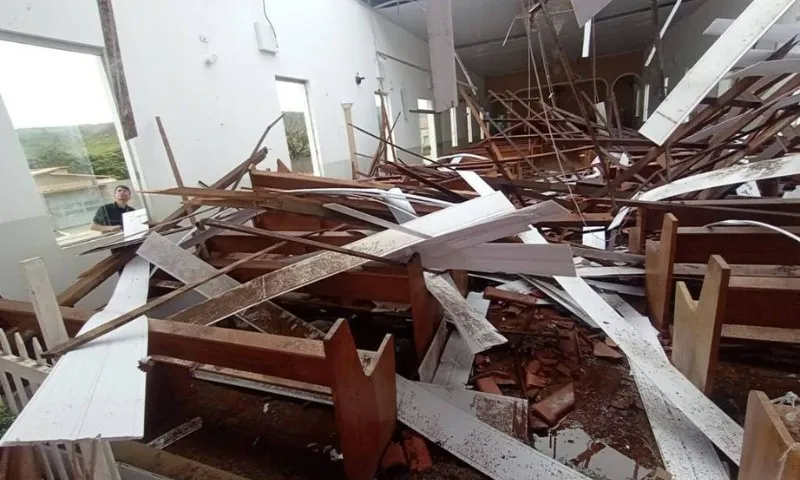 Imagem ilustrativa da imagem Teto de igreja desaba durante missa e deixa 80 feridos em Minas Gerais